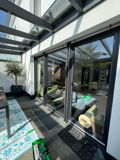 Gebäudereinigung Dennis Müller saubere Fenster mit Terrassenüberdachung in Krefeld Düsseldorf und Umgebung